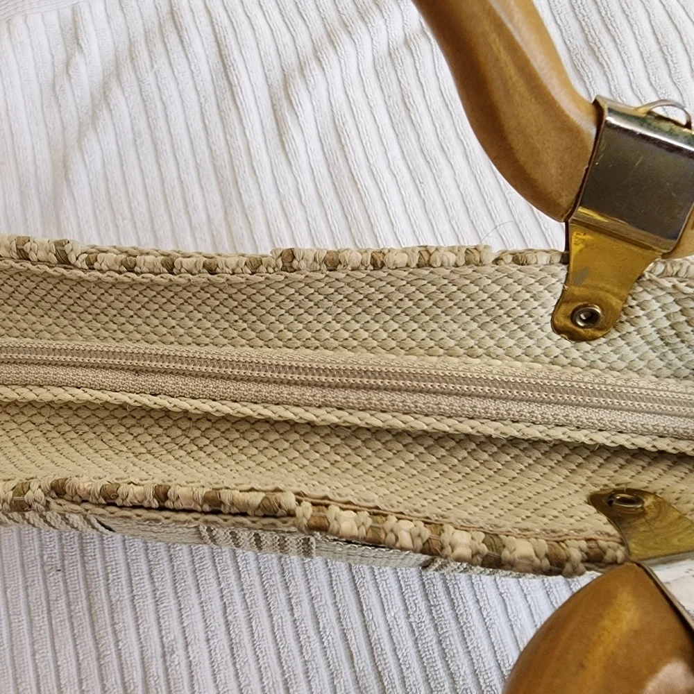 Carabella Vintage Italian Woven Cream Color Wooden Handle Women's Bag